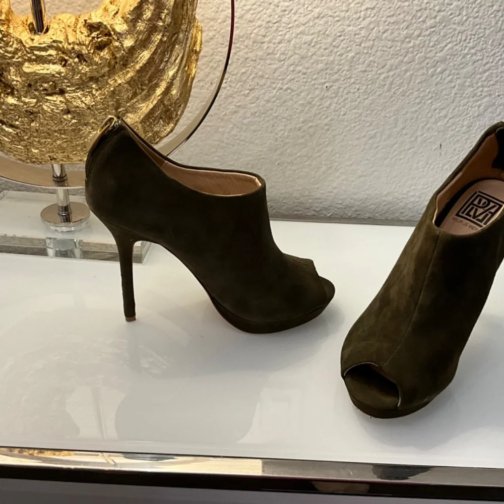 POUR LA VICTOIRE OLIVE GREEN SUEDE PEEP TOE BOOTIES♥️♥️♥️